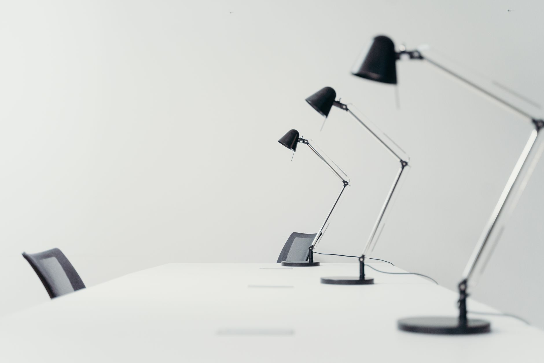Helles Büro mit Lampen